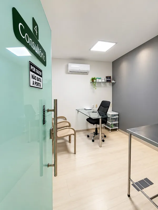 Consultório da Clínica Bixo's, climatizado e equipado para o atendimento