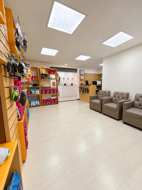 Pet shop completo da Clínica Bixo's com produtos, acessórios e sala de espera